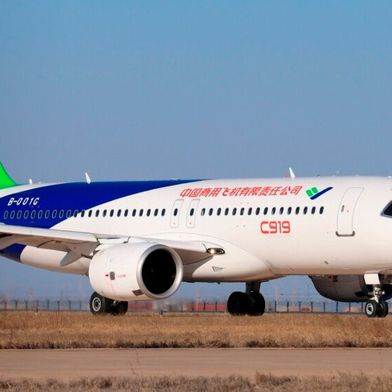 The state-owned Chinese aircraft manufacturer Comac reports that its C919 has now completed a regular scheduled flight for the first time. This increases the chances of the plan to get closer to Boeing and Airbus in terms of competition succeeding... (Source: Comac)