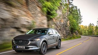 Unter der Haube der mattschwarz lackierten CX-30-Versuchsträger steckt ein 105 kW/141 PS starker Elektromotor. (Mazda)