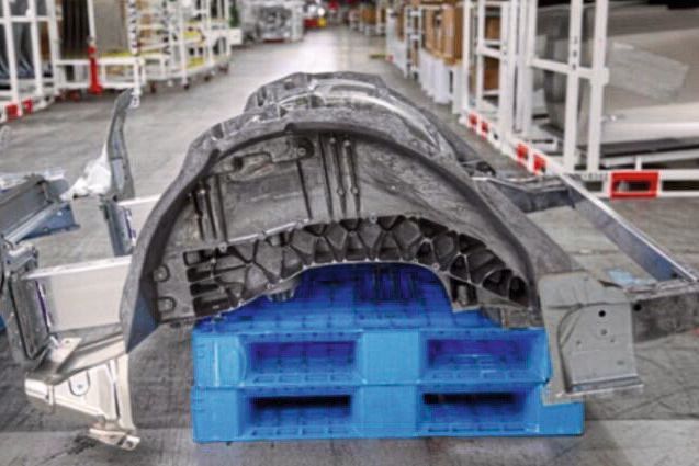 Platz 2: Tesla macht es mit seinem Model Y vor: Statt wie bisher aus mehreren Einzelteilen, wurde der Heckrahmen im Aluminiumdruckguss nun als nur ein einzelnes, massives Teil gegossen. Der Trend hat einen Namen: Mega Casting. (Bild: Tesla)