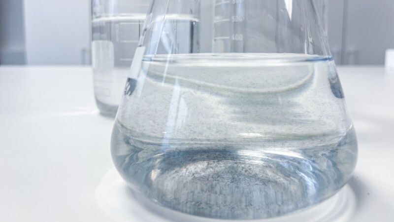 Bei jedem Waschgang lösen sich winzige Plastikpartikel von den Textilien und gelangen ins Abwasser. (Bild:  DBL)