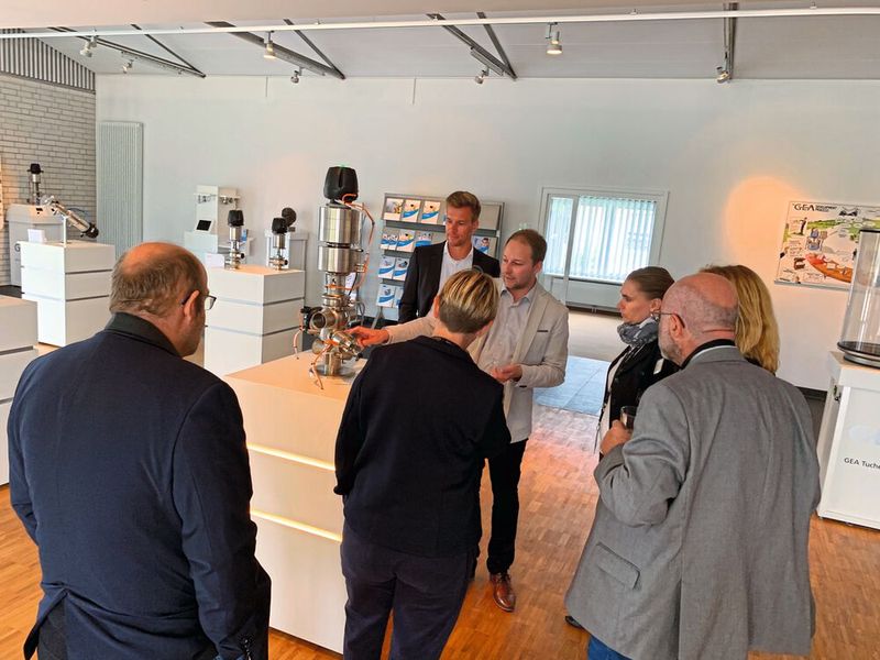 Gea Produktmanager für aspetische Ventile Pascal Bär erklärt Vertretern der Fachpresse die Funktionsweise des D-tec-Ventils mit Stangenmembrantechnologie. (Bild: Gea)