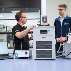 Abb.1: Für Simon Hausner, CTO von flucon, geht die Qualität der Messtechnik nur über die Qualität bei der Temperierung (v.l.: Wolf Müller/JULABO, Simon Hausner/flucon). (Bild:  JULABO GmbH)