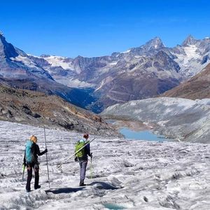 Des glaciologues sur le glacier du Findel, dans le canton du Valais. La glace qui entoure le Cervin continue de reculer de manière spectaculaire, et l'avant-glacier, avec ses lacs et ses éboulis, s'étend.(Source : M. Huss)