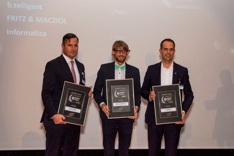 In der Kategorie „Big Data Consulting“ haben b.telligent (Platin), Fritz & Macziol (Gold) und Informatica (Silber) gewonnen. Von links: Dirk Häußermann, Informatica, Philipp Ripkens, Fritz & Macziol, und Sebastian Amtage, b.telligent. (Dominik Sauer / VIT)