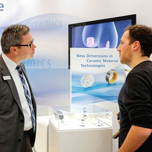 Hochleistungskeramik: Sie steht für gute Gewebeverträglichkeit, geringen Abrieb, hohe Widerstandsfähigkeit und ein geringes Allergierisiko.