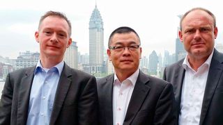 Bauen RSACI gemeinsam auf: Oliver-Karsten Thormählen (r.) und Frank Rottmann-Simon (l.), beide GF der Rieck Sea Air Cargo International, und Shiye Zhou, Managing Director Greater China der Rieck Logistik-Gruppe. (Bild: Rieck)