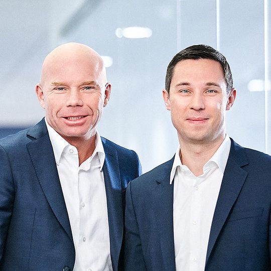 Wechsel an der Spitze von Control-Expert: Kai Siersleben (li.) übergibt die operative Unternehmensführung an Nicolas Witte.(Bild:  Control-Expert)