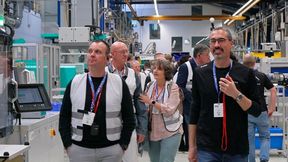 Ein Highlight des "Treffpunkt Werkzeugbau" war der Rundgang durch die Fertigung des Werkzeugbau- und Spritzgießspezialisten. Die Mitarbeiter beantworteten zudem alle Fragen der Besucher - unter ihnen auch direkte Wettbewerber - mit großer Offenheit und Transparenz. (Bild: Maschinenmarkt/rw)