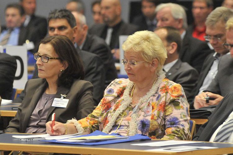 Aufmerksame Zuhörer: Geschäftsführerin Friedericke Tanzeglock (li.) und Obermeisterin Dietlinde Stüben-Endres (beide Vestische Kfz-Innung). (Foto: Zietz)