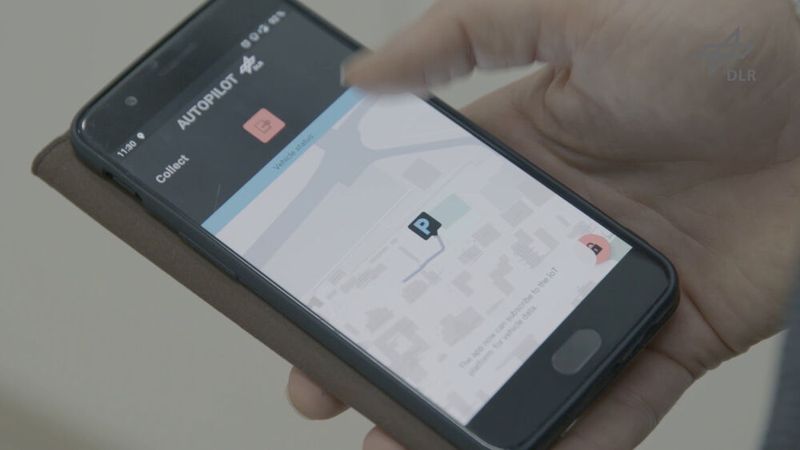 Per App ruft der Fahrer sein Auto zu sich. (Bild: DLR)