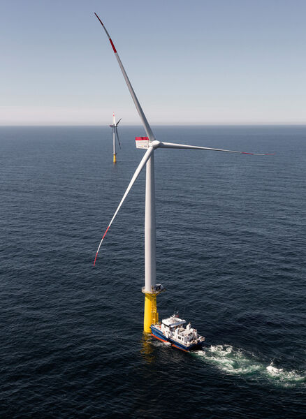 Ein Crew-Transfer-Schiff landet am Übergangsstück der Windkraftturbine im DanTysk Offshore-Windpark an. (Bild: www.siemens.com/presse)
