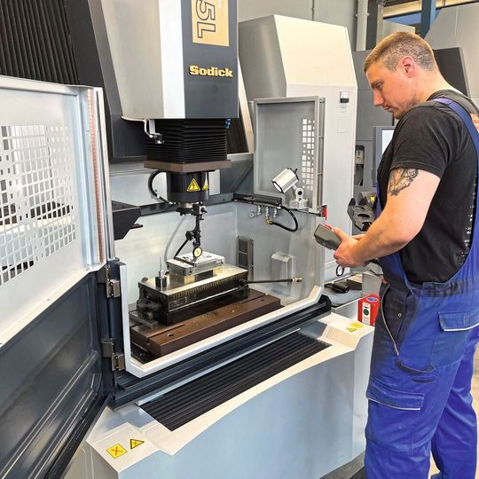 Every day, the EDM team led by Thomas Munkert ensures that the moulds are ready for use at all times. Every day, the EDM team led by Thomas Munkert ensures that the moulds are ready for use at all times.