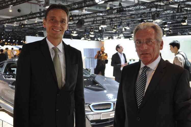BMW-Vertriebsleiter Roland Krüger (li.) und Verbandspräsident Werner Entenmann (re.) wollen die Renditesituation der Händler verbessern. (Foto: Richter)