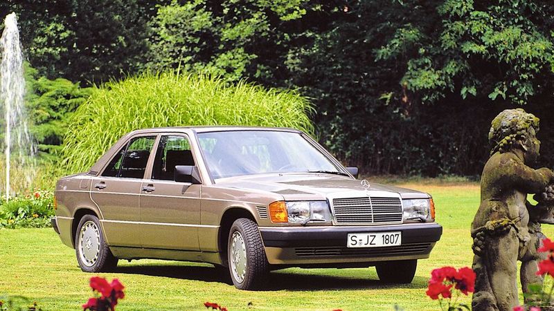 1986 erschien ein echter „Heizöl-Ferrari“ im 190er-Programm: der 190 D 2.5 Turbo. Sein aufgeladener Motor vom Typ OM 602.961 leistete anfangs 90 kW (122 PS), später dann 93 kW (126 PS). Die machten den kleinen Diesel fast 200 km/h schnell. (Bild: Mercedes-Benz)