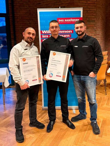 Julian Welker (Mitte) erhielt von der Kreishandwerkerschaft eine Auszeichnung als Jahrgangsbester. Das Autohaus Göbel wurde als Ausbildungsbetrieb geehrt, vertreten durch Centerleiter Ebubekir Gökoglu (links) und Werkstattleiter Tarik Hayiroglu. (Bild: Autohaus Göbel)