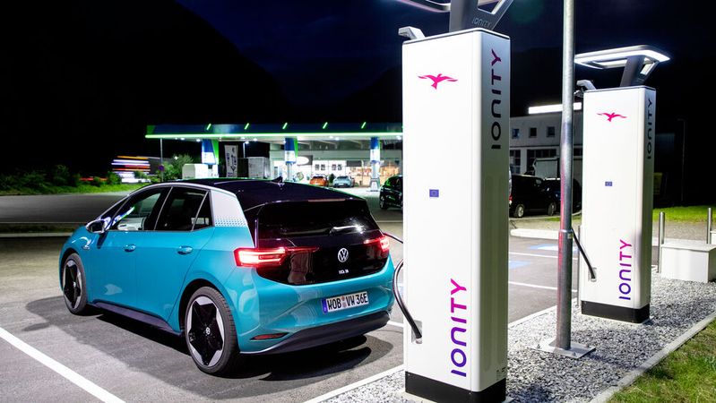 Der ID 3 von Volkswagen an einer Stromtankstelle. (Bild:  Volkswagen)