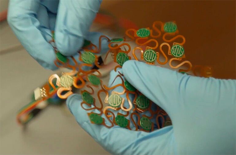 Ein Rekord für eine elektronische Haut: An der National University of Singapore wurde ein Sensorsystem entwickelt, das schneller als der menschliche Tastsinn reagiert. (Bild: NUS National University of Singapore)