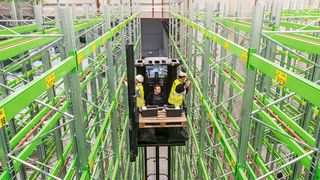 Im Schmalgang-Palettenregal bekleben zwei Monteure die Regalreihen parallel mit den Etiketten. (Bild: Dominik Ketz)