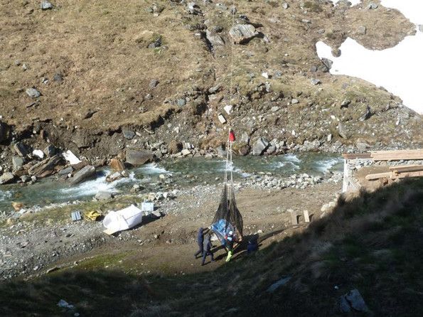 Mit Hilfe eines Mühlenrad-Kraftwerks kommt der Strom für die Clarahütte in den Alpenkünftignicht mehr von einem Benzingenerator, sondern aus der Isel. Um die Wasserkraft in Energie umzuwandeln kommt ein Antriebssystem von Siemens zum Einsatz. (DAV)