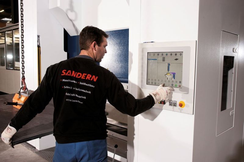 Eine neue Eigenentwicklung von EHT ist die 3D-Grafik-Steuerung. Mit dem bedienerfreundlichen Touchscreen und der einfachen Benutzerführung simuliert der Maschinenbediener den Biegevorgang vorab komplett. Bild: Sandern Gruppe (Archiv: Vogel Business Media)