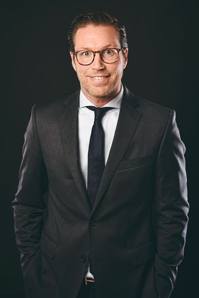 Wechsel der Geschäftsführung: Seit dem 1.10.2023 hat Dr. Mark Eikötter die Geschäftsführung der Wittenstein motion control GmbH über- nommen. Eikötter ist fachlich breit aufgestellt durch seine beruflichen Stationen in der globalen Werkzeug-maschinenbranche sowie im inter- nationalen Maschinen- und Anlagenbau. (Bild: Liza Schirrmacher / studioline Bad Oeynhausen)