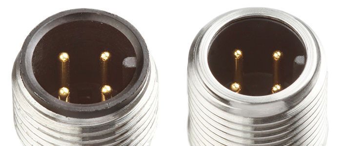Standard M12-Anschluss mit freiliegendem Kunststoff-Steckereinsatz vs. M12-Anschluss mit integriertem Kunststoff-Steckereinsatz und metallischer Dichtfläche. (Wika)