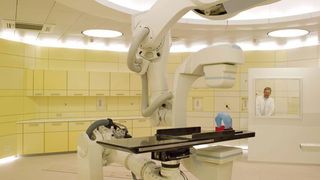 Der Roboterarm bei diesem Partikel-Therapie-Zentrum in Marburg wird über eine kartesische Raumüberwachung abgesichert. Bild: Siemens (Archiv: Vogel Business Media)