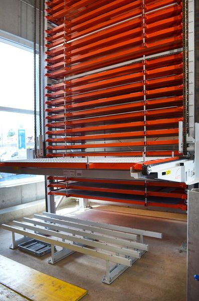 Ein Hubwerk bringt die Paletten automatisch zum entsprechenden Lagerfach. Es stellt die benötigten Artikel dabei nach dem Prinzip „Ware zum Mann“ bereit. (Bild: Kasto)