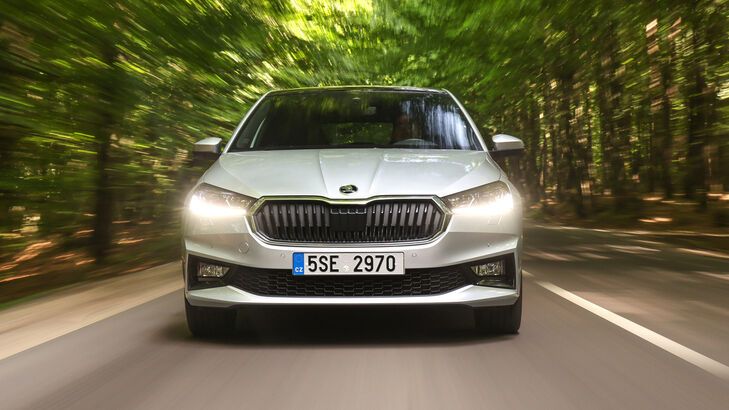 Die Lenkung spricht auf einer Testfahrt direkt an. (Bild:Skoda)