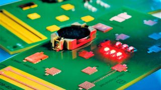 Hybrides statt Keramisches! Blick auf eine im Rahmen des BMWi-geförderten Projekts CLAPE gefertigte Hybridleiterplatte. Sie fasst mehrere Funktionen in einem Bauteil zusammen und ist zigmal günstiger, als keramikbasierte Leistungselektronik. (Fraunhofer-ILT)