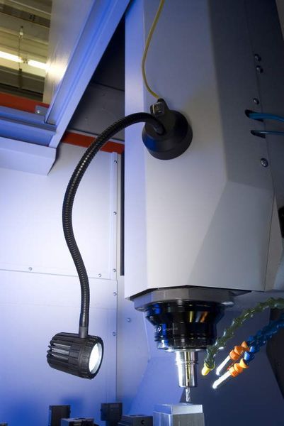 Der starke Magnet im Sockel hält die LED-Leuchte sicher an senkrechten Metallflächen.  (Foto: Led2work)