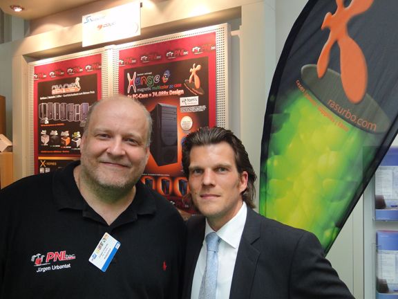 Jürgen Urbantat, PNL-TEC, und Stefan Schönenberg, Ingram Micro (r.) (Archiv: Vogel Business Media)