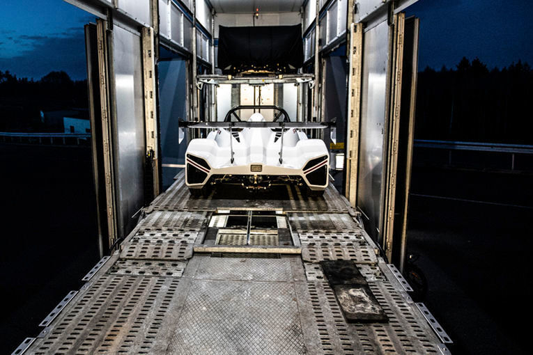 Auf der Rennstrecke können die potenziellen Käufer die Modelle testen. (Glinicke)