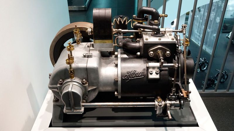 Er wurde von einem Zweizylindermotor in liegender Anordnung angetrieben.  Aus einem Hubraum von rund 2,5 Liter schöpfte er eine Leistung von 12 PS/8,8 kW, womit der Wagen eine Höchstgeschwindikeit von 50 km/h erreichte. (Bild: Dominsky – VCG)