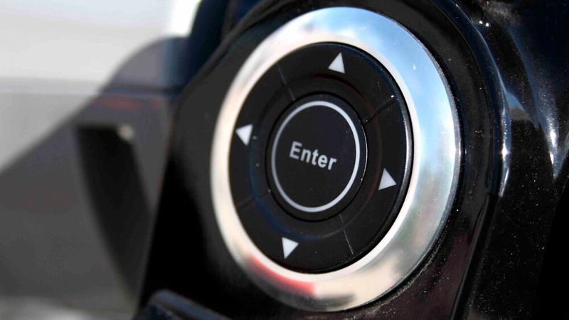 Am Lenker gibt es ein Bedienkreuz für die Bordcomputer-Funktionen. (Bild: SP-X/Mario Hommen)