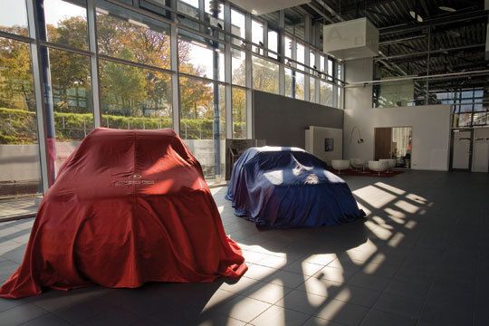 Die Neuwagen warten noch verhüllt auf die Auslieferung. (Archiv: Vogel Business Media)