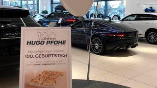 Zur 100. Geburtstag am 3. März lud das Mehrmarken-Autohaus Hugo Pfohe Mitarbeiter und Kunden zu Kaffee und Kuchen ein. (Hugo Pfohe)