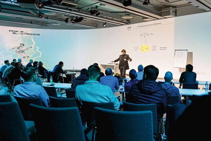 Der Call for Papers für die „Power of Electronics 2026” ist eröffnet. Auf dem vergangenen Kongress suchten mehr als 300 Teilnehmer an zwei Kongresstagen den interdisziplinären Austausch.  (Bild: Stefan Bausewein)