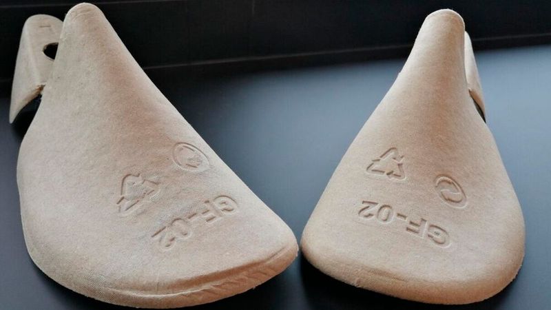 Beim Papierspritzguss wird anstelle von Kunststoffgranulat ein Gemisch aus Papierfasern, Wasser und Bindemitteln verwendet, um Formteile herzustellen.(Bild:  SKZ)