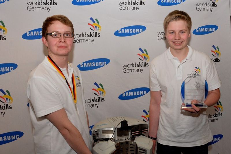Die Niedersachsen Steffen Ellerbrake (Bild rechts, 17 Jahre, Berufsbildende Schulen Osnabrück/Elster GmbH) und Lukas Hörnschemeyer (19, BBS Osnabrück/Bedford GmbH & Co. KG) gewannen die Deutsche Meisterschaftvon WorldSkills Germany bei der 