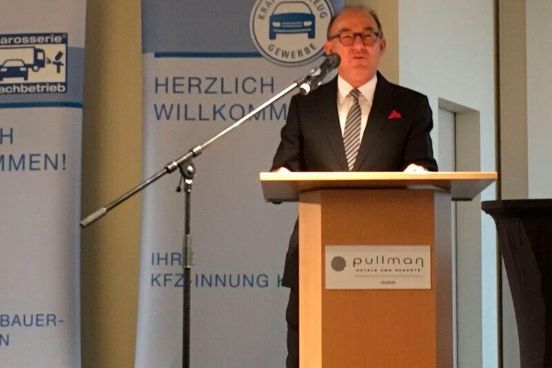 Norbert Werner, Geschäftsführer Innung Köln, bedankte sich bei den Vorständen der Karosseriebauer- und Kfz-Innungen für die vertrauensvolle Zusammenarbeit der vergangenen 25 Jahre. (Wenz)