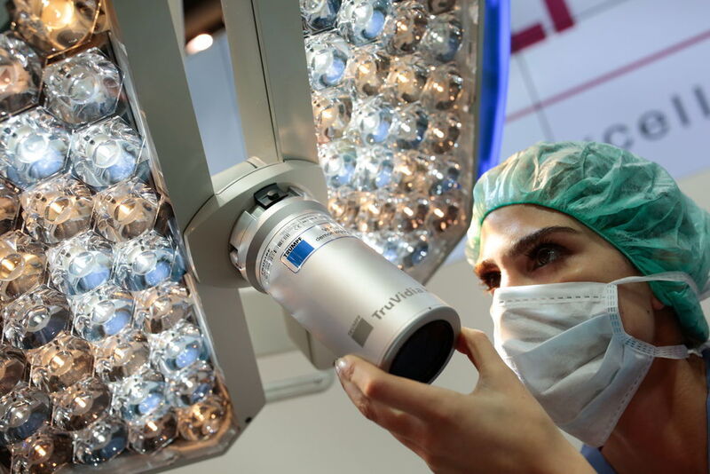 OP-Managementsysteme ermöglichen eine zentrale Steuerung aller Geräte und einen digitalen Zugriff auf alle präoperativen Patientendaten. Damit sollen Operationen schneller und sicherer werden. (Bild: Messe Düsseldorf)