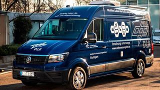 Die Kombination aus Batterie, zusätzlicher Lichtmaschine und Solarzellen auf dem Dach des Fahrzeugs versorgt die Messgeräte mit Strom. So kann das mobile Labor stationäre Messungen von bis zu drei Stunden durchführen, ohne auf eine externe Stromversorgung angewiesen zu sein. (DLR)