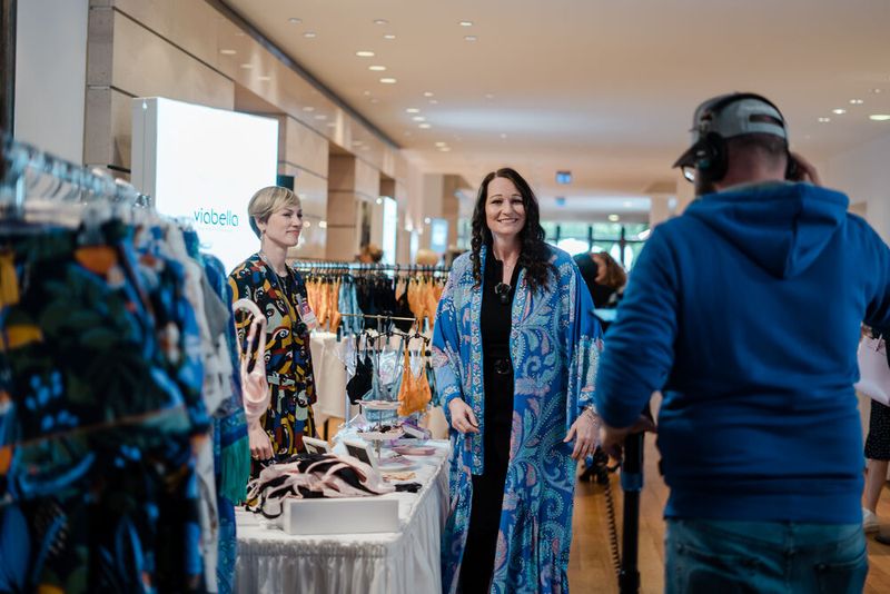 Nicht nur bewundert, sondern vor Ort direkt anprobiert werden durften die tollen Produkte von viabella. (Bild: www.hamann.photo)