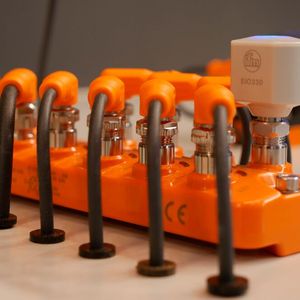 Ifm zeigte IO-Link und verschiedene Anwendungsmöglichkeiten auf der Hannover Messe. Mit Io-Link können unterschiedliche Sensoren ausgelesen werden. Dabei ist es nicht nur möglich, die Daten direkt an einen Industrie-PC zu schicken, sondern auch mithilfe eines Bluetooth-Adapters an mobile Geräte. Mithilfe der kostenlosen App Moneo Blue können die Daten auf Smartphones oder Tablets übersichtlich dargestellt und ausgelesen werden. (Bild:  Sandro Kipar)