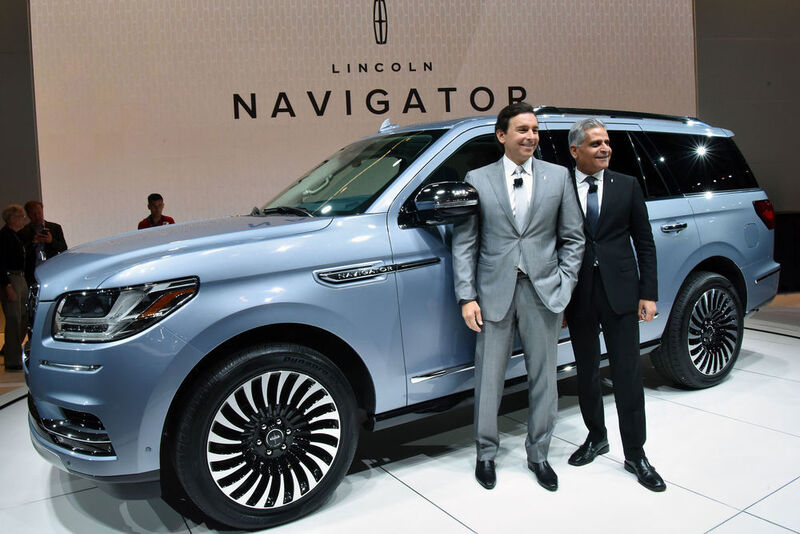 Die Enthüllung des Navigator feierten Ford-Chef Mark Fields (li.) und Lincoln-Boss Kumar Galhotra gemeinsam auf der New York International Auto Show. (Lincoln)