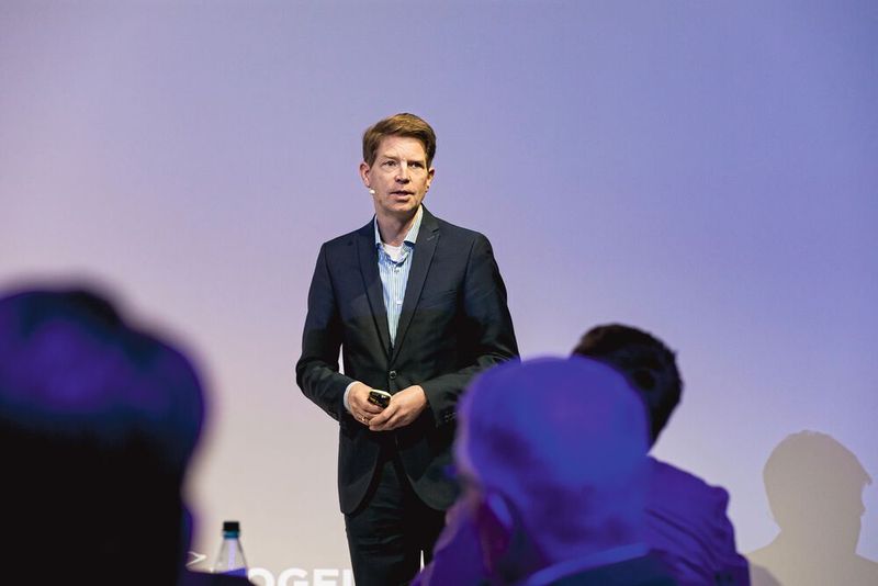 Prof. Dr. Nico Hanenkamp von der FAU Erlangen-Nürnberg mit seinem Vortrag: Keep Cool! – Effizienzpotenziale in der Prozess- und Werkzeugmaschinenkühlung. (Bild: Stefan Bausewein)