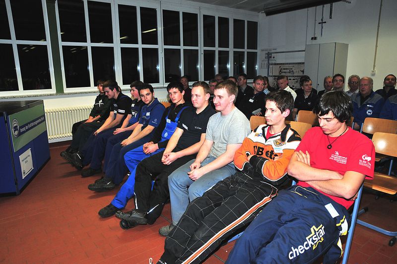 Geschafft vom Wettkampf warten die Teilnehmer auf die Siegerehrung. (Foto: Schmidt)