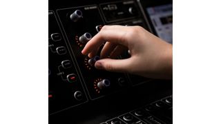 Fühlt sich gut an – ein Drehknopf ist dem Touchscreen oft überlegen, wenn präzise und schnelle Einstellungen nötig sind. (©WavebreakMediaMicro/stock.adobe.com)