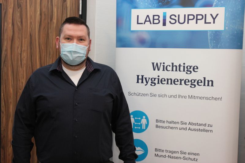 Besucherstimmen der LAB-SUPPLY Hannover 2021Jann Schermer, Tintometer GmbH (war schon öfter als Aussteller auf der Messe, in Hannover diesmal als Besucher ohne eigenen Stand unterwegs):  „Ich halte das regionale Konzept der LAB-SUPPLY für ein Erfolgskonzept, weil es ohne weite Anreise die geballte Möglichkeit schafft, viele Aussteller und Besucher zu treffen. Ich bin sehr froh, dass es die Messe noch oder in Coronazeiten muss man ja sagen - wieder - gibt.“  Weitere Infos zu den kommenden LAB-SUPPLY-Messen finden Sie auf www.lab-supply.info.      (LABORPRAXIS, I. Ottleben)